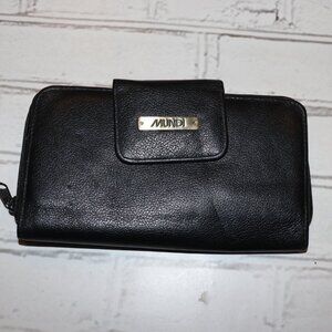 🖤 Mundi Black Wallet · 8" x 4.75" A sleek, classic Mundi wallet